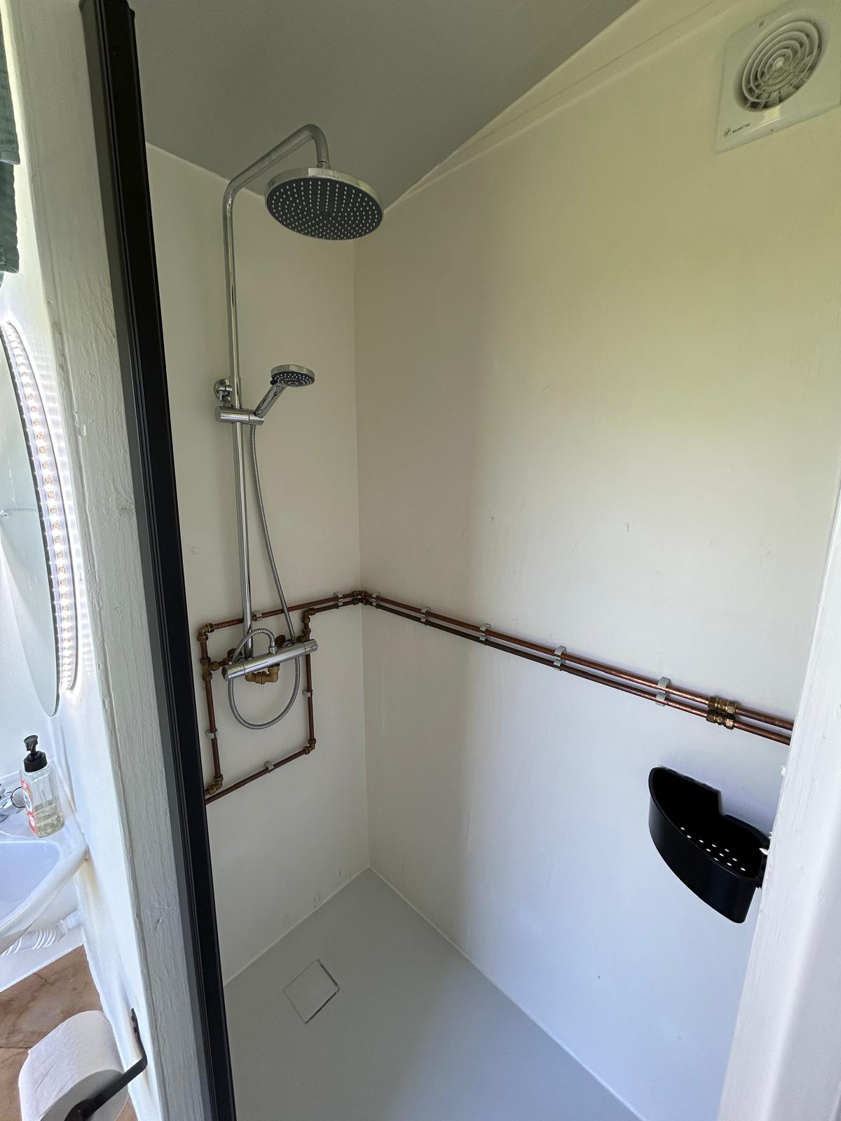 Bievink eigen douche Belltent luxe kamperen