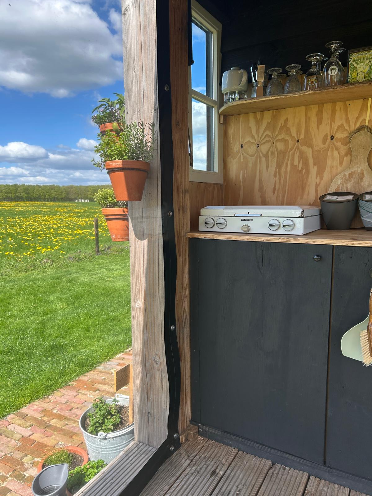 Bievink uitzicht vanuit ingerichte buitenkeuken